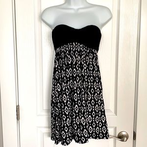 ★NWT★ KENNETH COLE Strapless top - Size Small